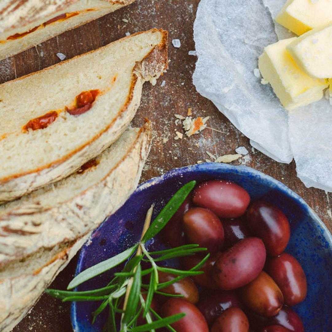 Olive & Sundried Tomato Bread Pizza Pro